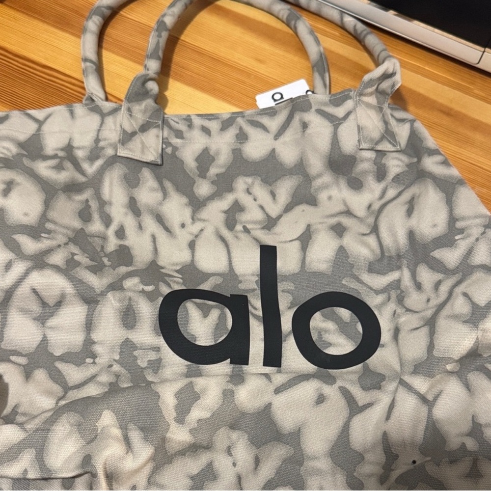 Alo Yoga Tote Bag Stylish Tie-Dye Design Perfect Gift Trendy Accessories